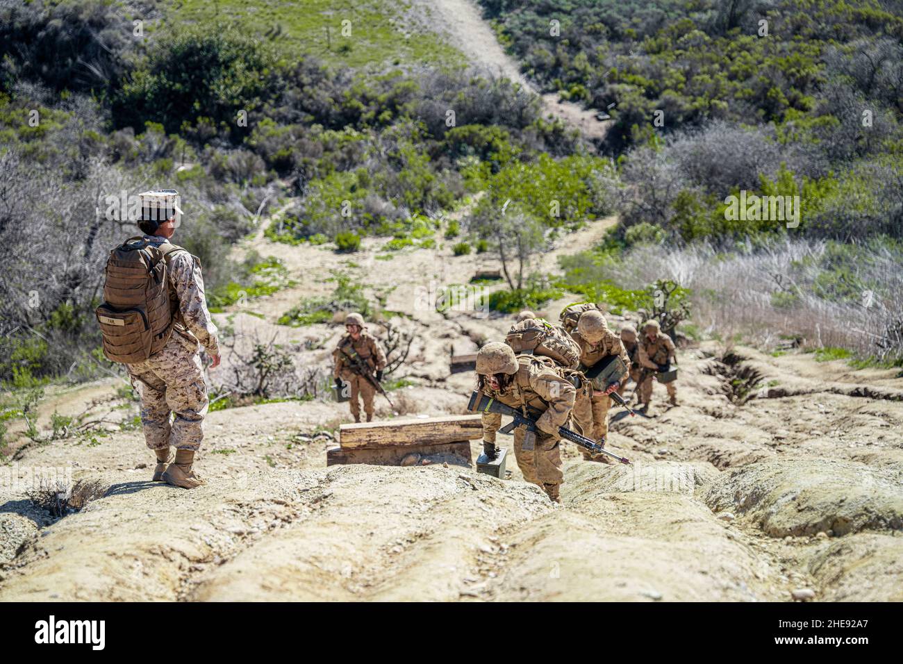 US Marine Corps rekrutiert mit Golf Company, 2nd Rekrut Training Bataillon, nehmen an der John Basilone Challenge auf Marine Corps Base Camp Pendleton, Kalifornien, 5. Januar 2022 Teil. Diese Veranstaltung ist Teil des Tiegel – einer 54-stündigen Veranstaltung, die alle Fähigkeiten herausfordert, die ein Rekrut während der Rekrutenausbildung gelernt hat. Rekruten werden während des Tiegels körperlich und geistig anspruchsvolle Herausforderungen mit begrenzter Nahrung und begrenztem Schlaf bewältigen. Der Tiegel ist einer der letzten Schritte bei der Rekrutenausbildung. Sobald ein Rekrut den Tiegel vollendet hat, wird er den Titel „United St Stockfoto