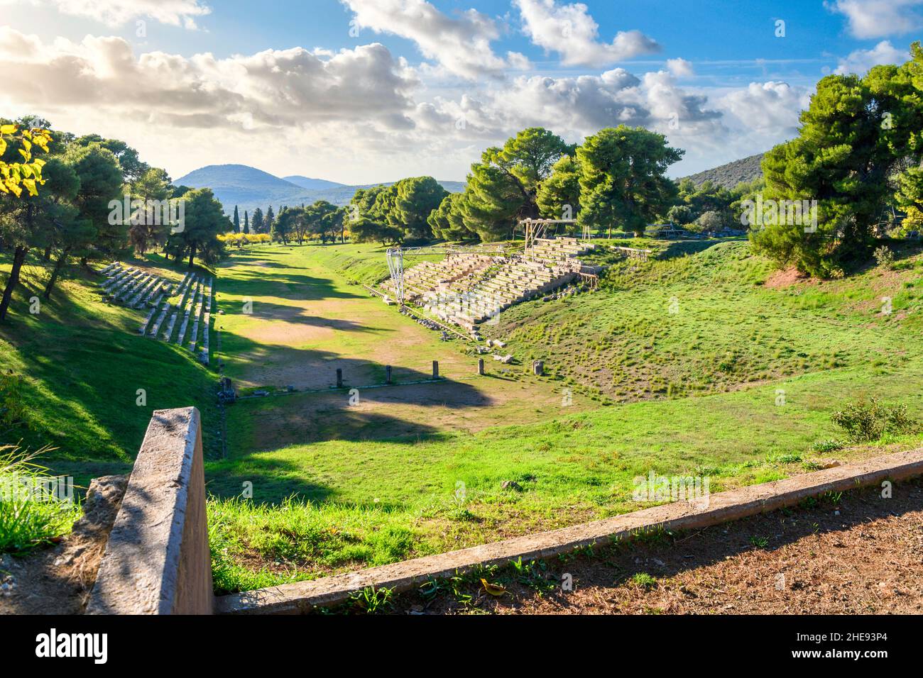 Die antike Stadionarena Epidaurus aus dem 5th. Jahrhundert befindet sich neben dem Heiligtum von Asklepius im Peloponnes-Gebiet Griechenlands. Stockfoto