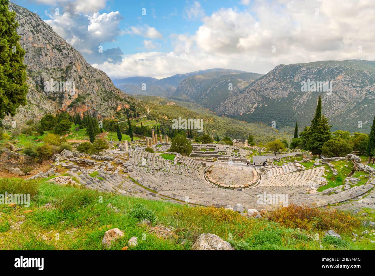 Blick auf das antike Theater vom heiligen Tempelkomplex des griechischen Orakels in Delphi, Griechenland im Herbst. Stockfoto