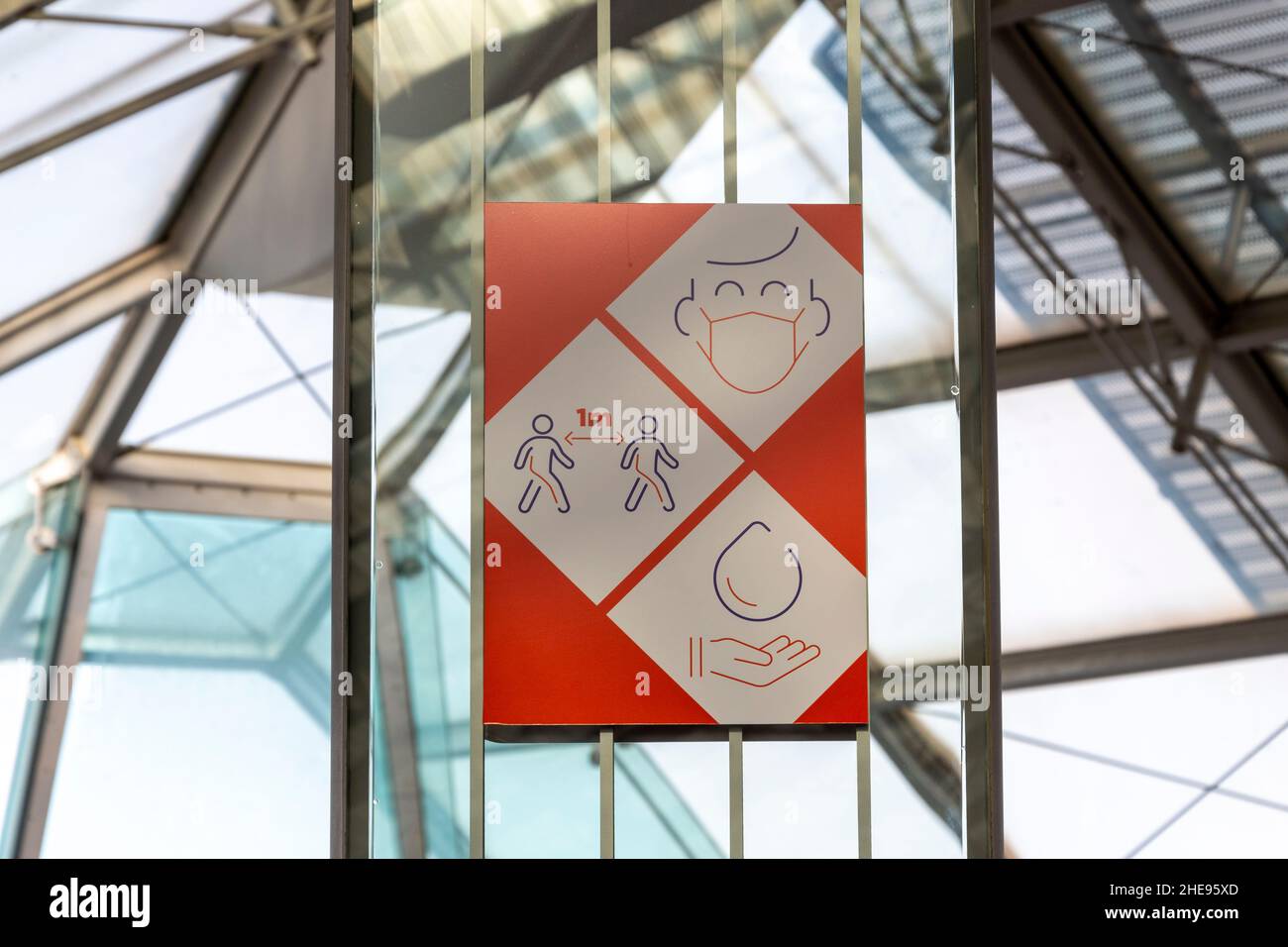 Ein kovidierter 19-Schutz-Schild auf Französisch, das soziale Distanzierung, Händewaschen und Gesichtsmaskierung am Flughafen Charles De Gaulle in Paris zeigt. Stockfoto