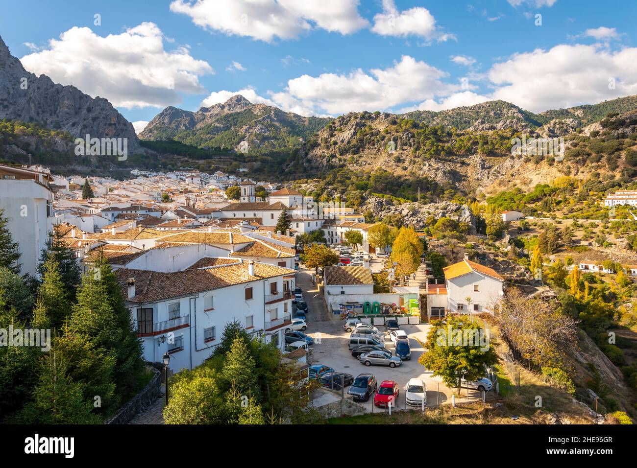 Das Dorf Grazalema, Spanien, in der Provinz Cádáz, in der Nähe von Sevilla in Andalusien, eines der weißen Dörfer in der Sierra del Pinar Stockfoto