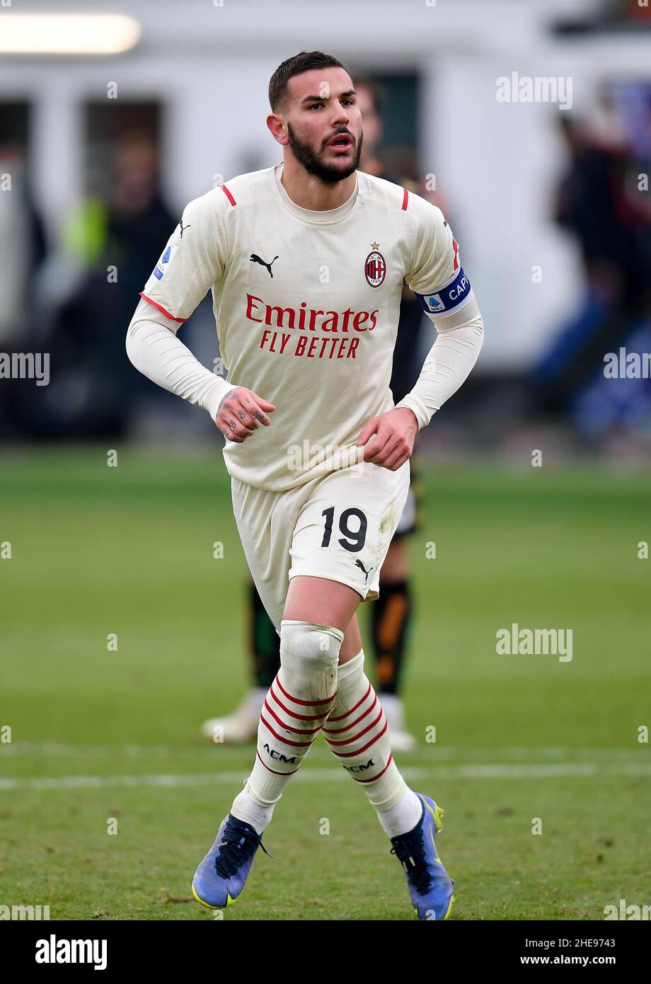 Venedig, Italien. 9th Januar 2022. Theo Hernandez von AC Mailand feiert sein Tor während eines Fußballspiels der Serie A zwischen AC Mailand und Venedig in Venedig, Italien, am 9. Januar 2022. Quelle: Str/Xinhua/Alamy Live News Stockfoto