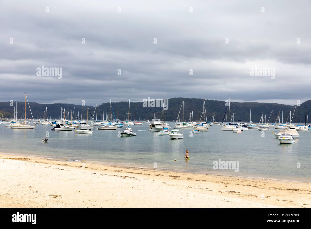 Sydney, Sydney, Australien, liegt im Sommer vor Wolken über Clareville Beach und Pittwater, mit Booten, die in Pittwater, Entfernung zum Nationalpark, in Sydney, festgemacht sind Stockfoto