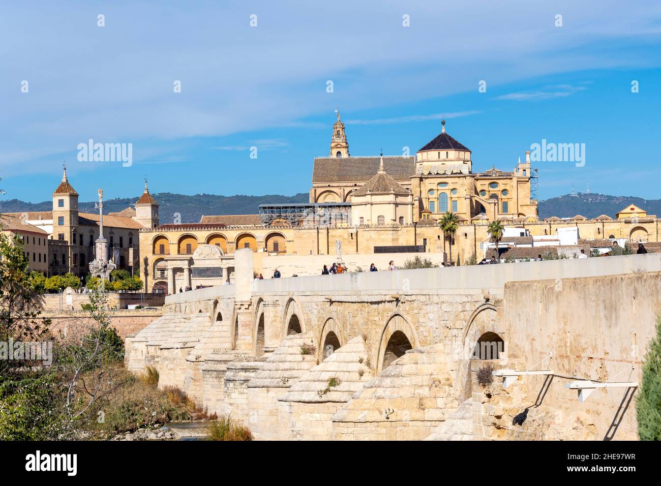 Die große Moschee von Córdoba oder Mezquita von der römischen Brücke entlang des Guadalquivir-Flusses in Cordoba, Spanien. Stockfoto