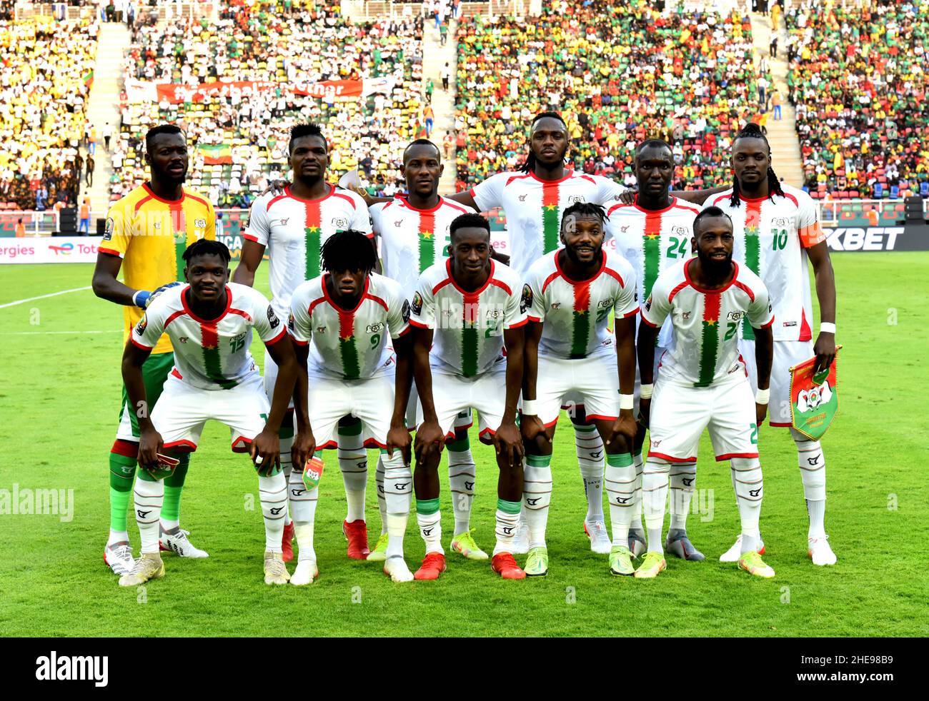 Yaounde, Kamerun. 9th Januar 2022. Spieler von Burkina Faso posieren für Gruppenfotos vor der Gruppe Ein Fußballspiel zwischen Kamerun und Burkina Faso beim Afrika-Cup der Nationen im Olembe-Stadion in Yaounde, Kamerun, 9. Januar 2022. Quelle: Kepseus/Xinhua/Alamy Live News Stockfoto