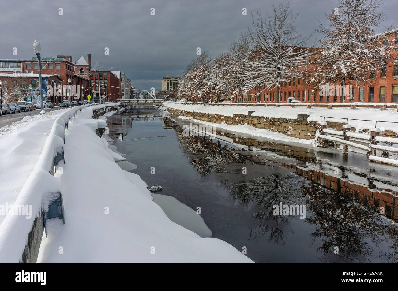 Blick auf den Nordkanal mit Schnee um ihn herum, der entlang der Island und Canal Straßen in der Stadt Lawrence, Massachusetts, verläuft. Stockfoto