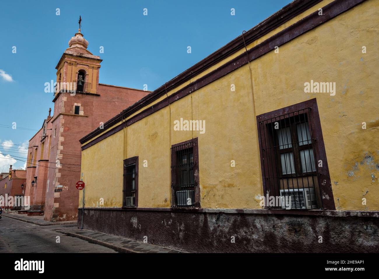 Tempel und ehemaliges Kloster der Karmeliten im historischen Viertel Santiago de Queretaro, Bundesstaat Queretaro, Mexiko. Stockfoto