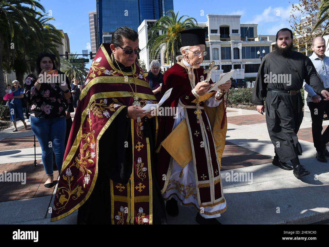 Orlando, Usa. 09th Januar 2022. Fr. John Hamatie (Mitte rechts) und andere Geistliche gehen zum Lake Eola für den jährlichen Epiphany Cross Dive der St. George Orthodoxen Kirche in der Innenstadt von Orlando. Die Feier ehrt die Taufe Jesu Christi und es heißt, dass die Person, die das Kreuz abholt, für den Rest des Jahres Glück erhalten wird. (Foto von Paul Hennessy/SOPA Images/Sipa USA) Quelle: SIPA USA/Alamy Live News Stockfoto