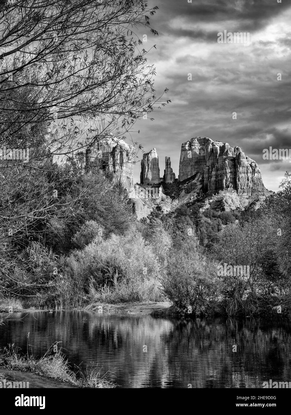 USA, Arizona, Sedona, Red Rock State Park, Cathedral Rock und Oak Creek (bw) Stockfoto
