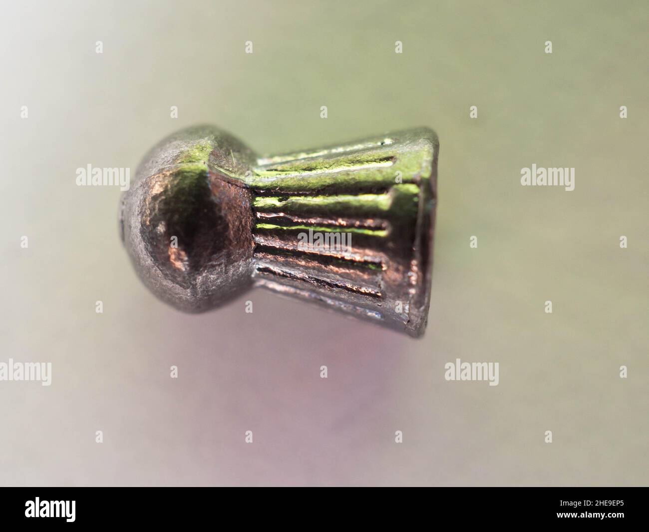 Nahaufnahme von Luftgewehrkugeln. Aufnahme auf weißem, isoliertem Hintergrund Stockfoto
