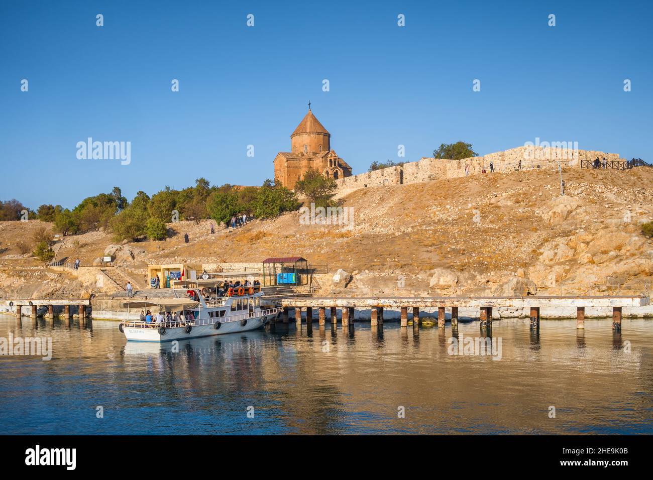 Die Kathedrale des Heiligen Kreuzes auf der Akdamar Insel am Van See in der Türkei Stockfoto