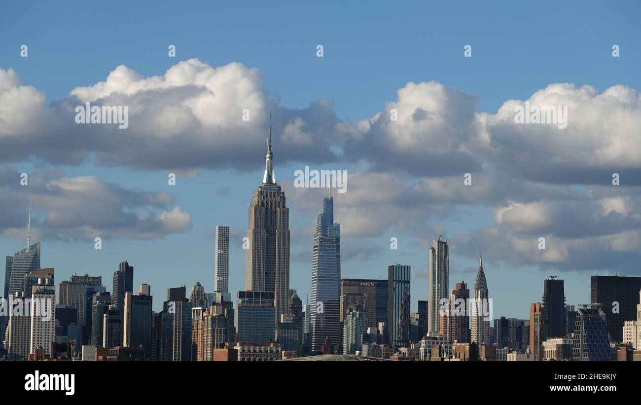 Die Skyline von New York City an einem hellen Tag mit blauem Himmel und gepuffigen Wolken. Stockfoto