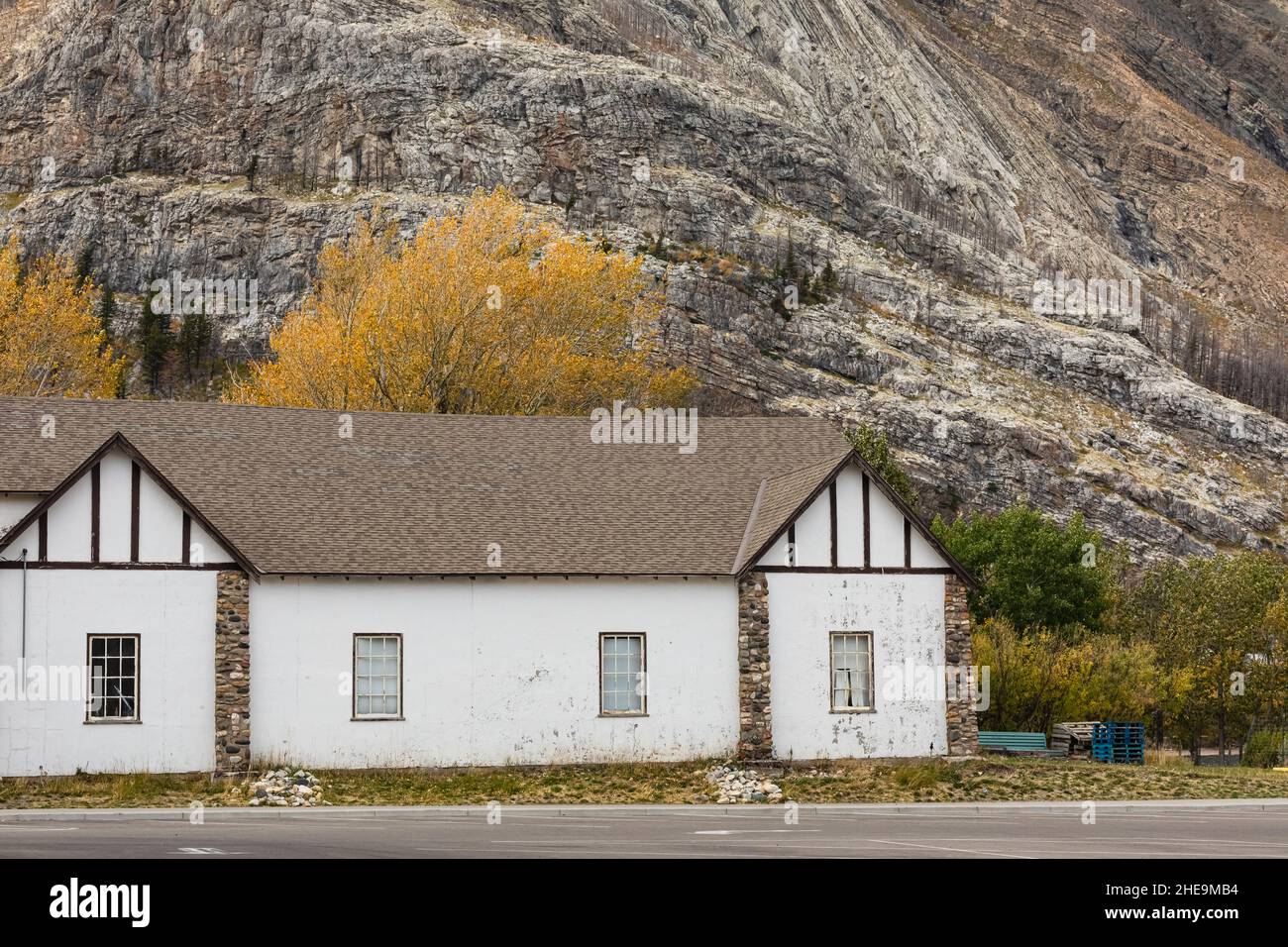 Ein ländliches Steinhaus am Fuße eines Berges in Alberta, Kanada. Straßenansicht, niemand, selektiver Fokus, Reisefoto Stockfoto