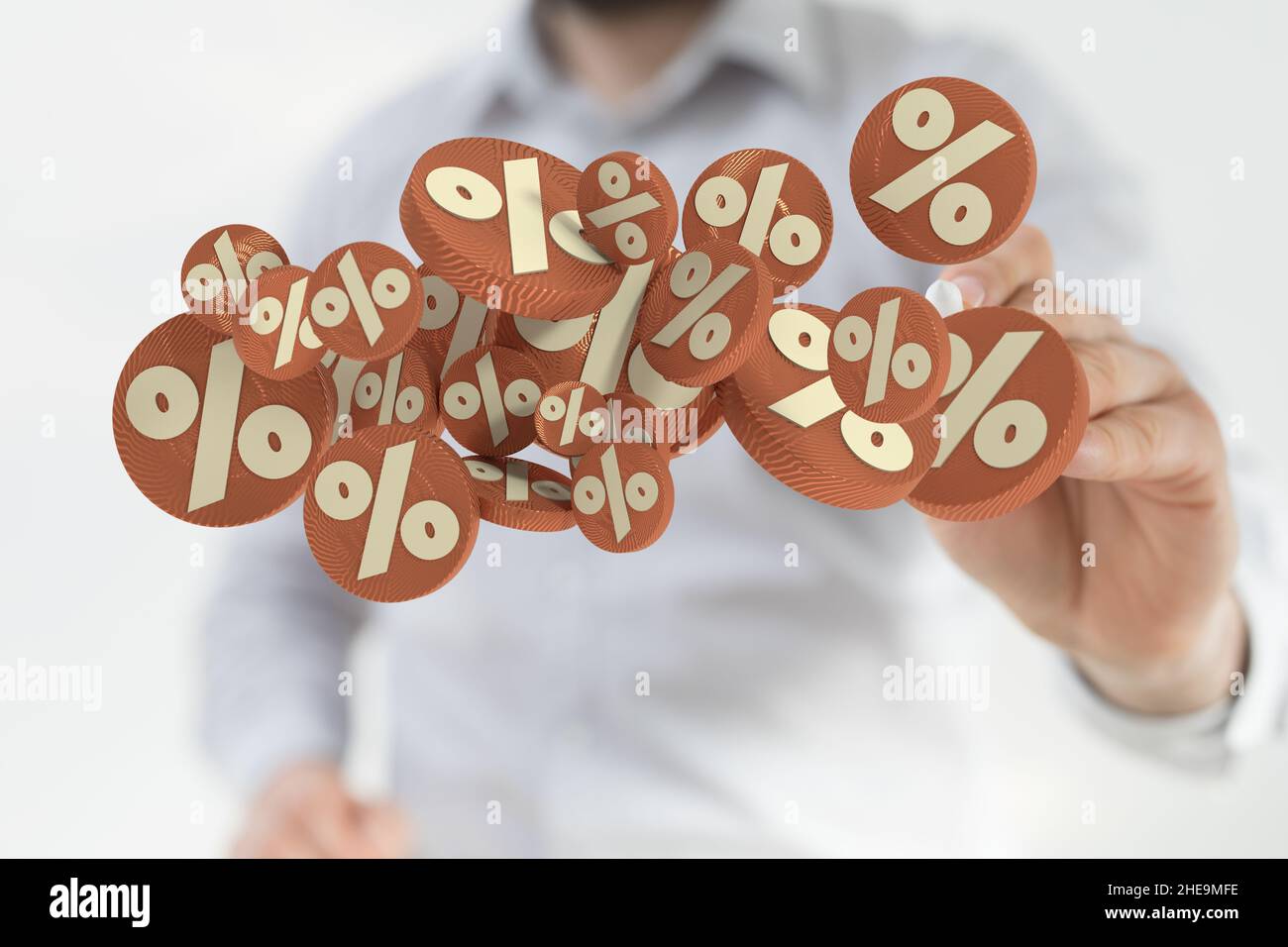 Flacher Fokus einer menschlichen Hand mit einem Stift und Prozentzeichen, Verkaufskonzept Stockfoto