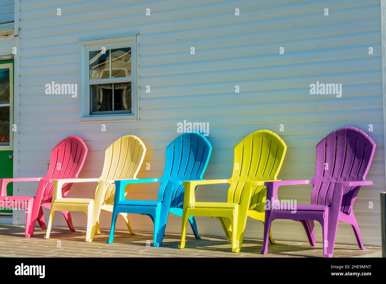 Bunte Stühle auf der Veranda des Hauses in Joe Batts Arm, Fogo Island, Neufundland, Kanada. Stockfoto