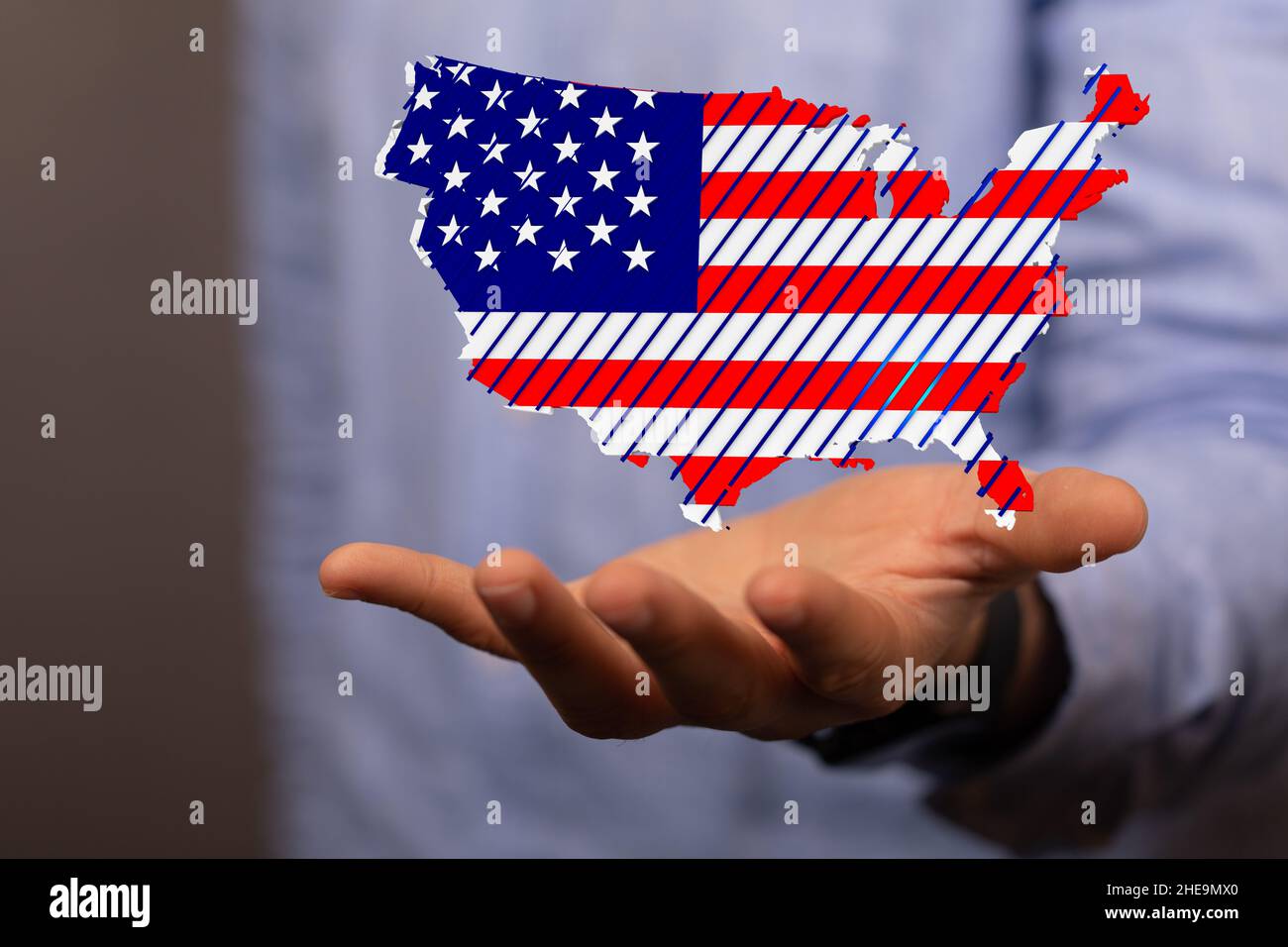 Flacher Fokus menschlicher Hände, die die Flagge der USA in Form einer Karte halten Stockfoto