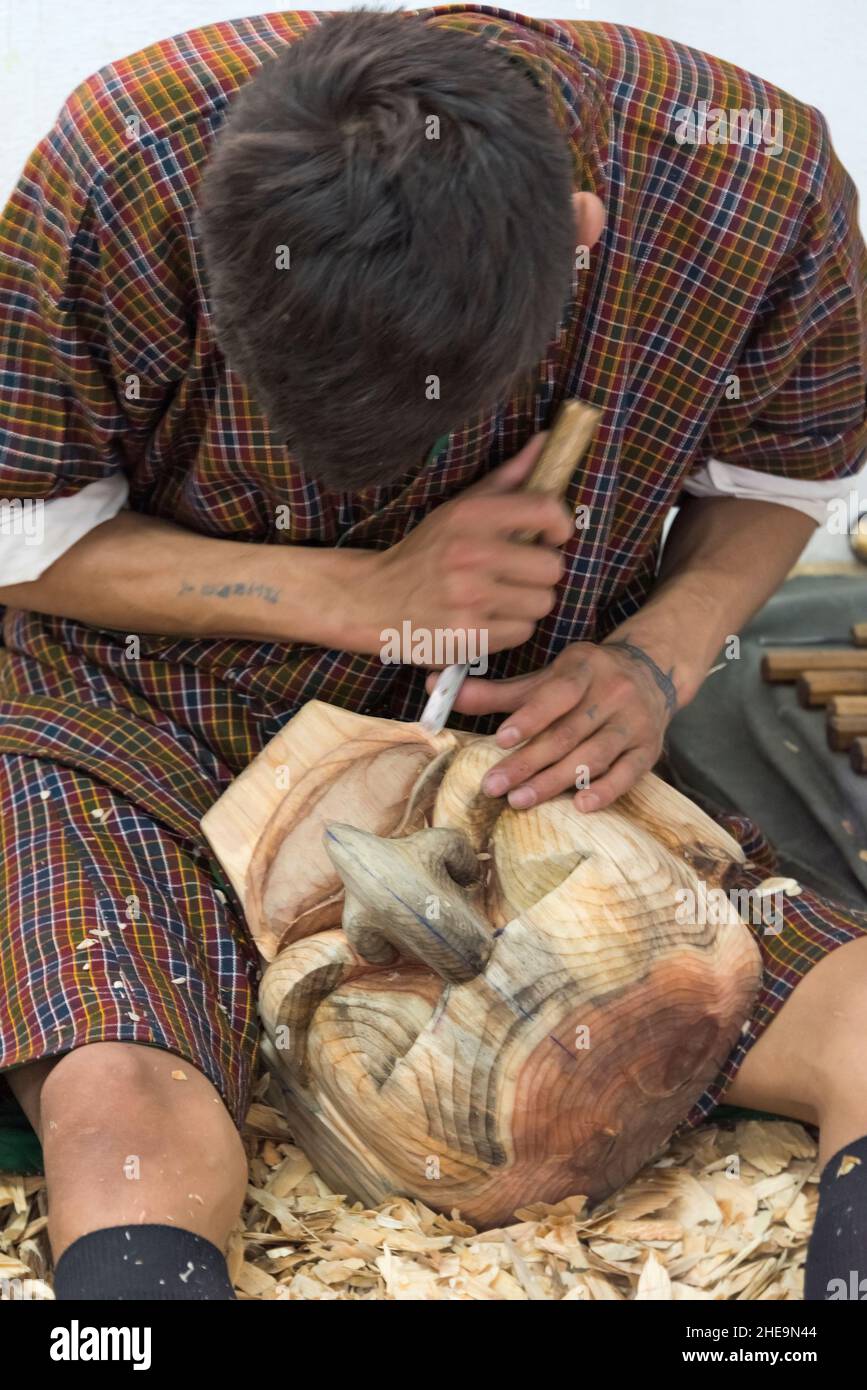 Student Schnitzerei Holzmaske in einer technischen Berufsschule, Thimphu, Bhutan Stockfoto