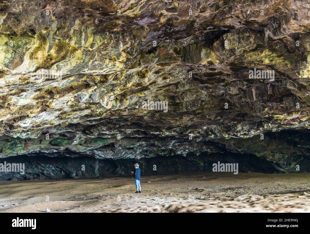 Kauai, Hawaii - 5. Dezember 2021: Maniniholo Dry Cave auf Kauai Island, Hawaii. Menschen, die die Höhle erkunden. Stockfoto