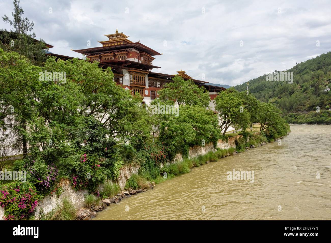 Punakha Dzong am Zusammenfluss von Pho Chhu (Vater Fluss) und Mo Chhu (Mutter Fluss) Flüsse, Punakha, Bhutan Stockfoto