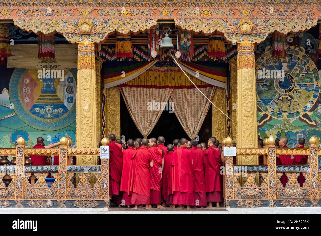Mönche in Punakha Dzong, Punakha, Bhutan Stockfoto