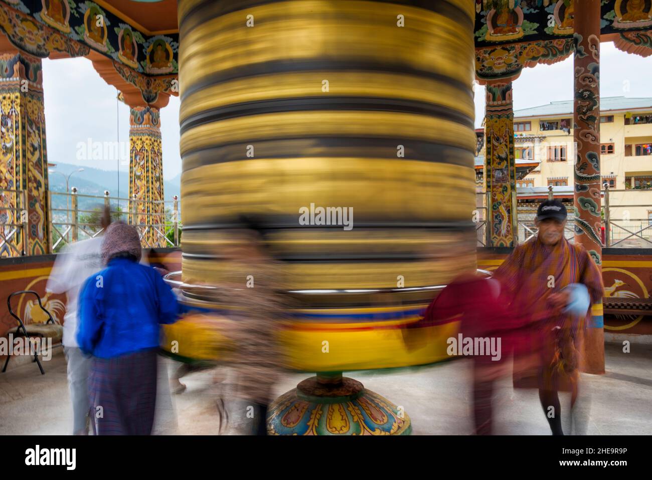 Pilger drehen Gebetsräder, Punakha, Bhutan Stockfoto