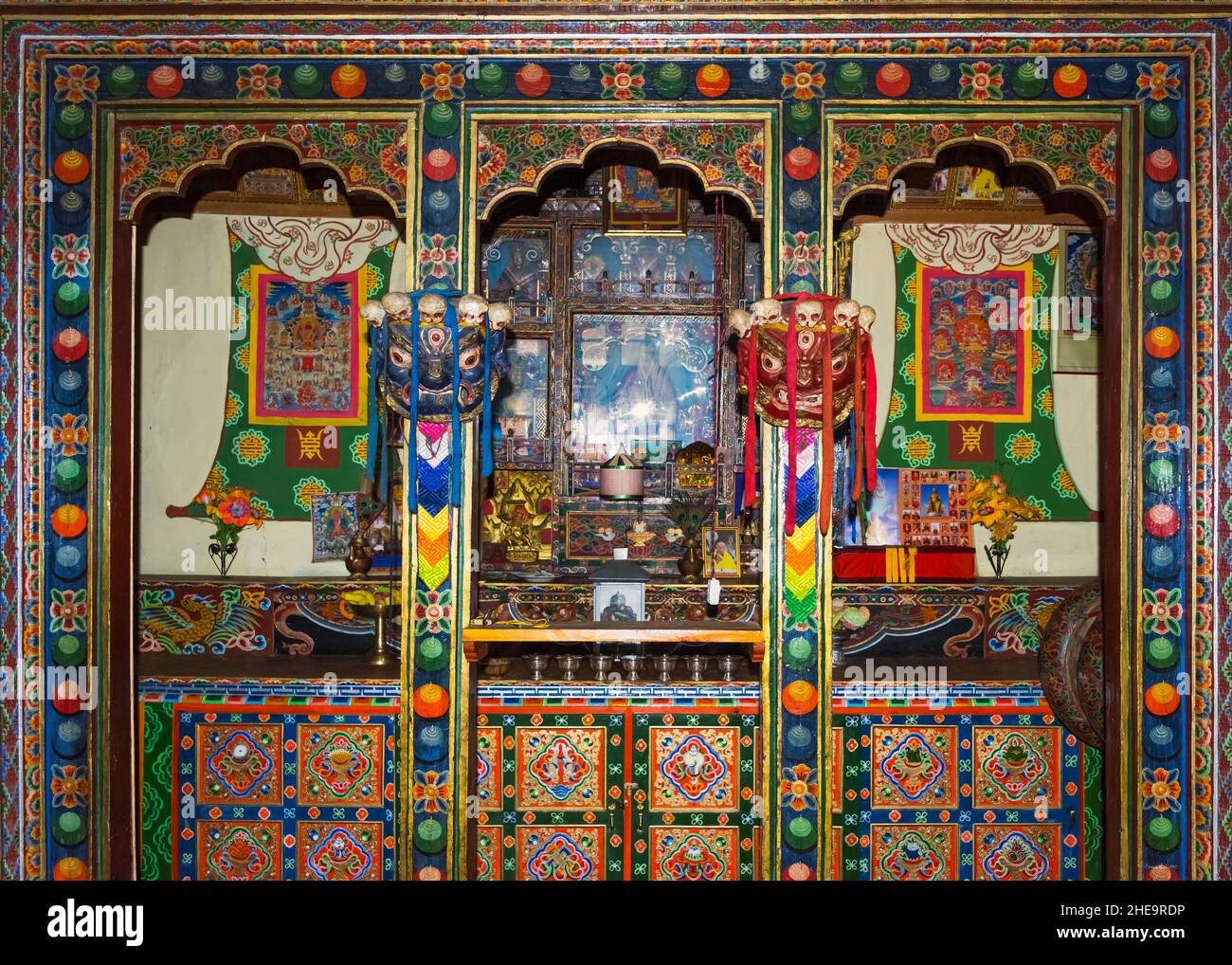 Schrein in einem Gebetsraum in einem bhutanischen Haus, Haa, Bhutan Stockfoto