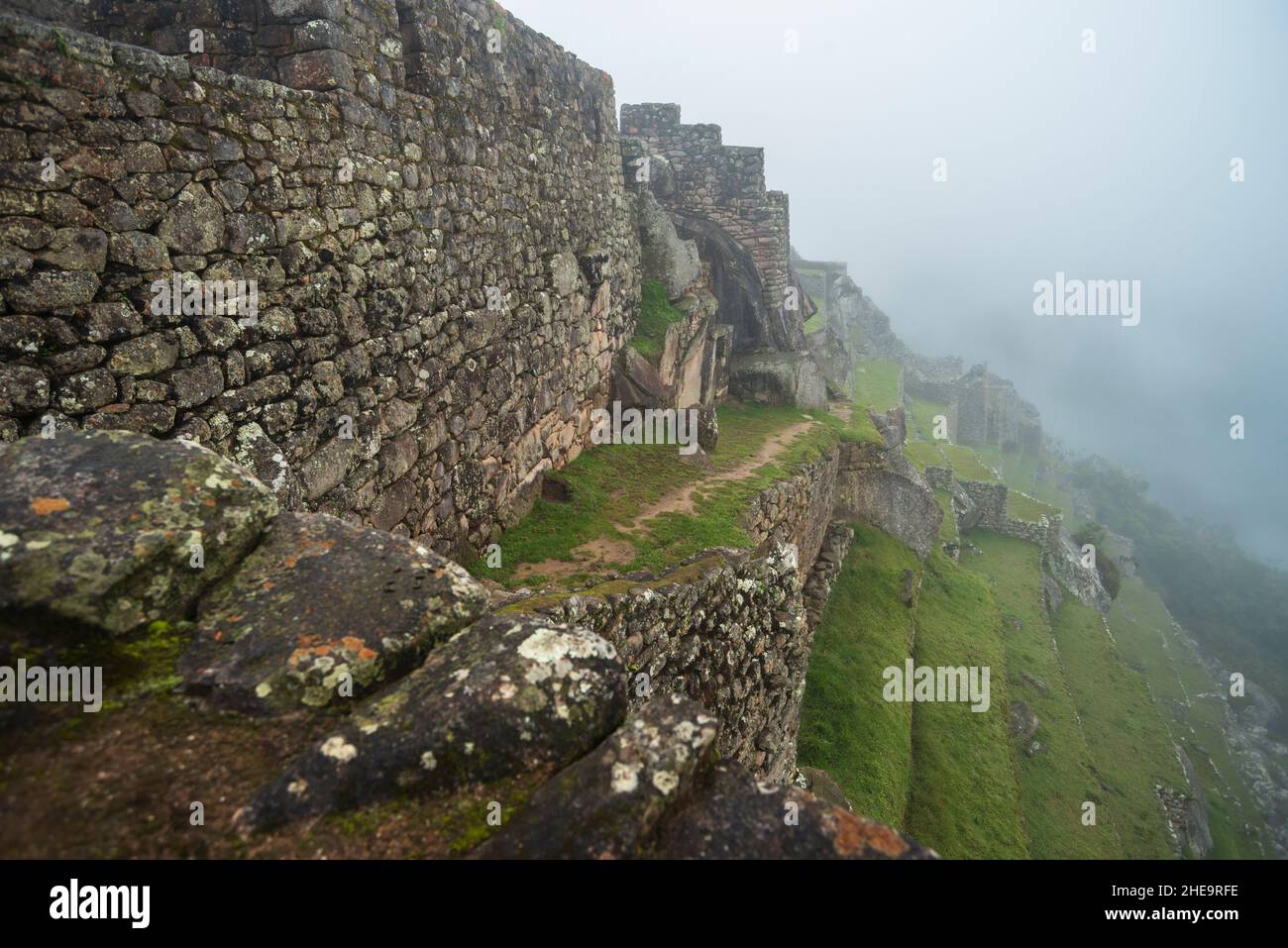 Grüne terrassenförmige Felder an den Ruinen von Machu Picchu in Peru Stockfoto