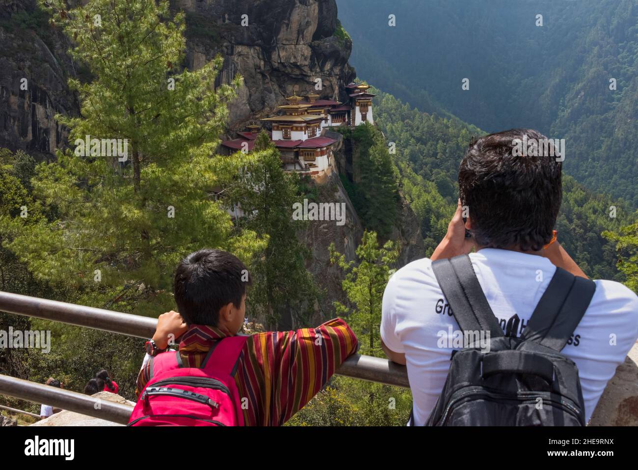 Touristen fotografieren Paro Taktsang (auch bekannt als Tiger's Nest), Paro, Bhutan Stockfoto