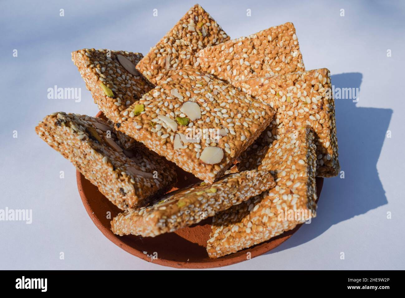Badam Pista Gur Patti Gajak . Es besteht aus Zacken- und Sesamplatten mit Mandeln und Pistachhio Stockfoto