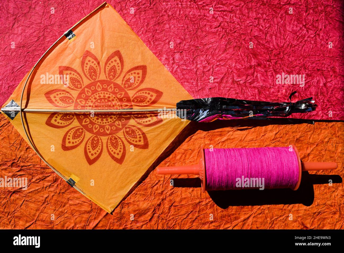 Sankranti Kite Festival Themenkonzept von Kite auf rosa und orange Hintergrund. Uttarayan Festival Hintergrund mit Patang und Phirki Feier Poster. Stockfoto