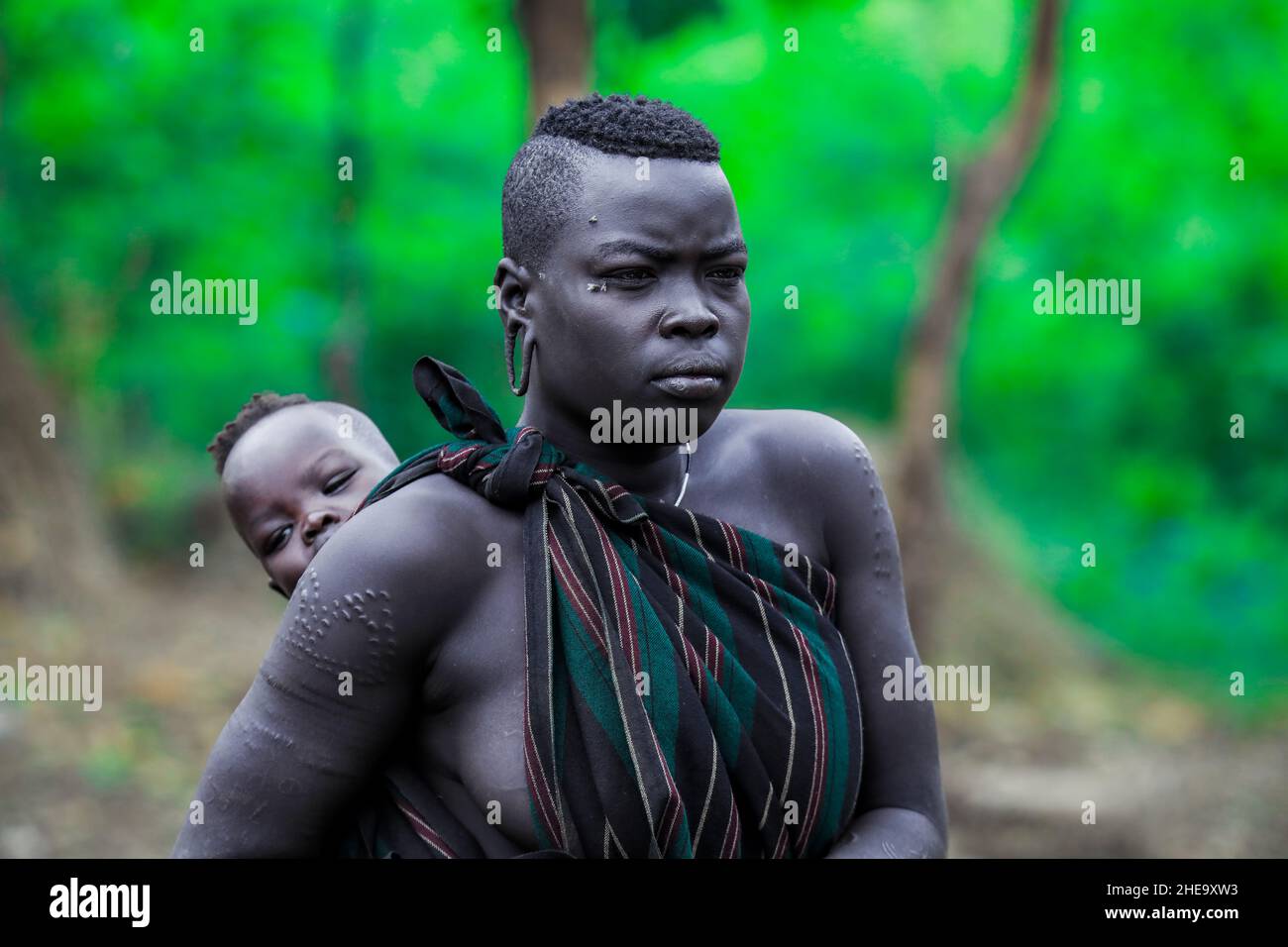 Omo River Valley, Äthiopien - 29. November 2020: Porträt einer afrikanischen Frau im lokalen Mursi-Stammesdorf Stockfoto