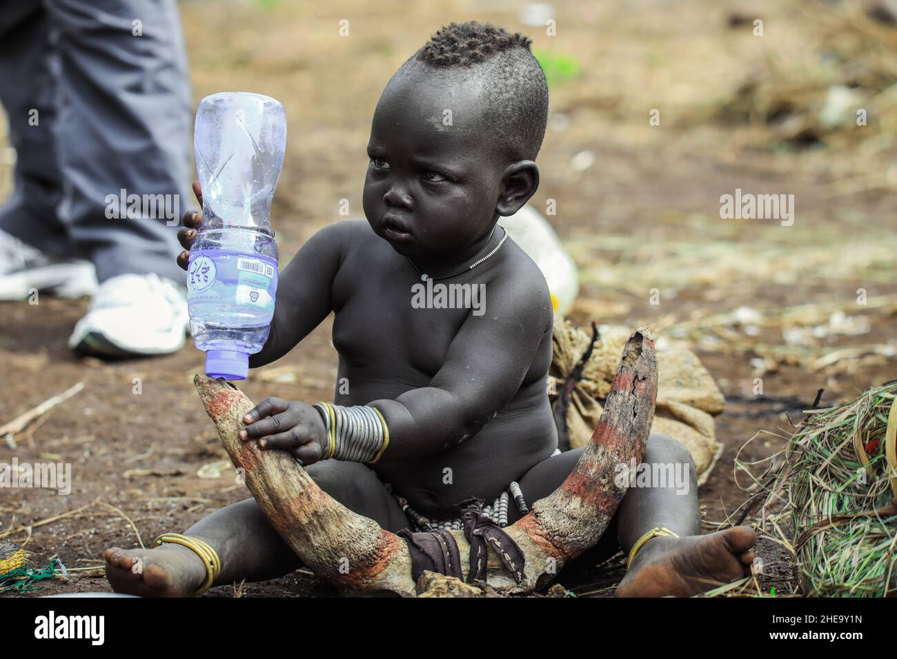Omo River Valley, Äthiopien, November 2020, Porträt eines Babys aus dem Stamm der Mursi Stockfoto