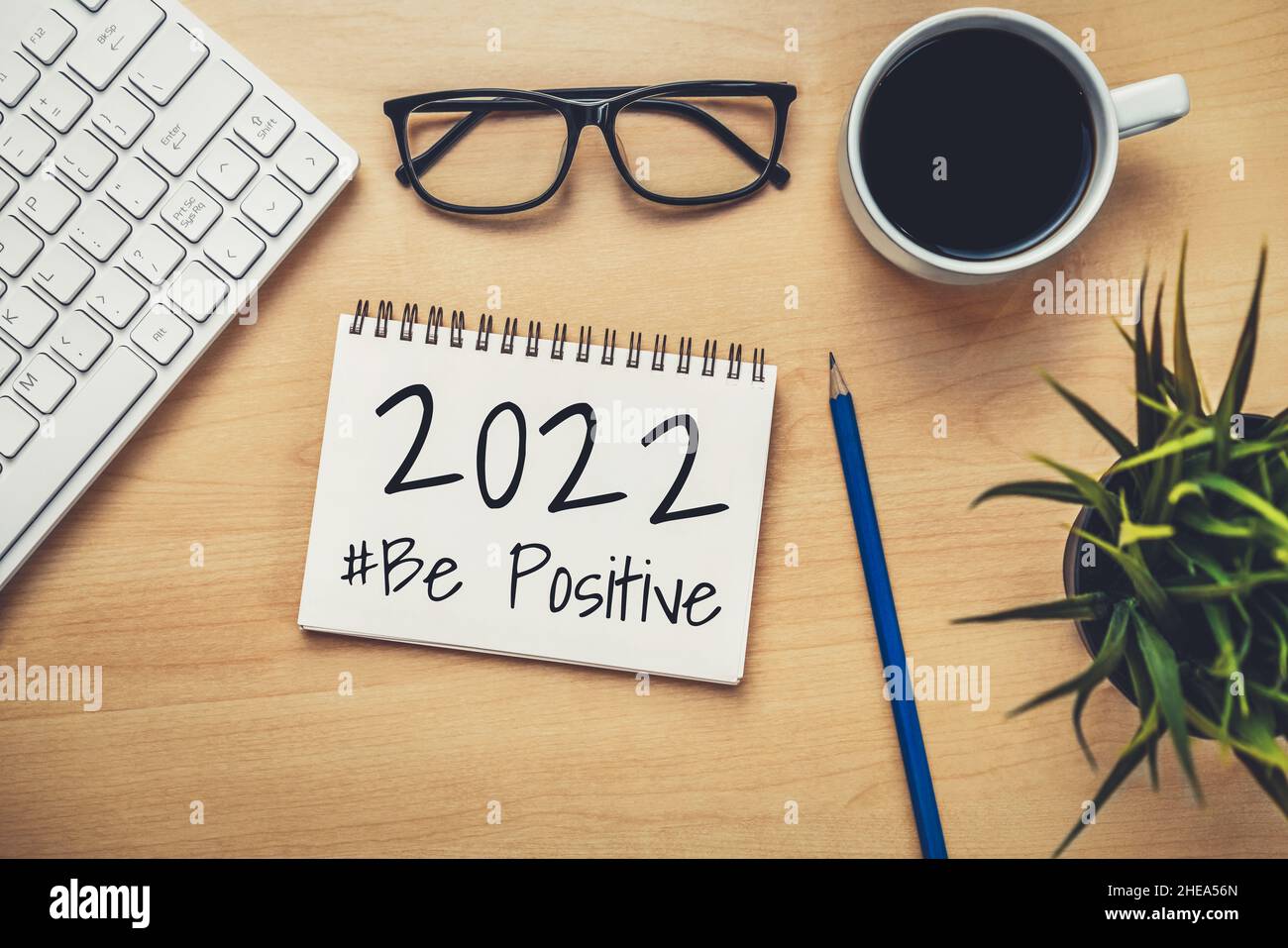 2022 Happy New Year Resolution Goal List and Plans Setting - Business Office Desk mit Notebook geschrieben über Plan Liste der Ziele für das neue Jahr und Stockfoto