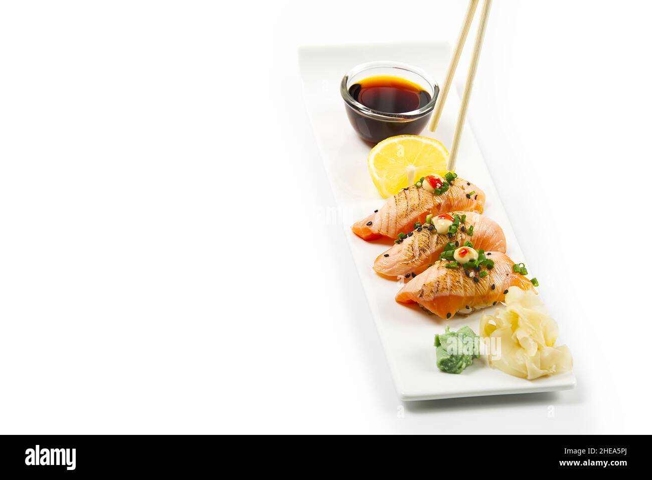 Verschiedene Sushi-Rollen auf weißem Hintergrund. Mit Kopierplatz für Text. Draufsicht. Japanisches Essen Restaurant Sushi Maki Roll Teller Stockfoto