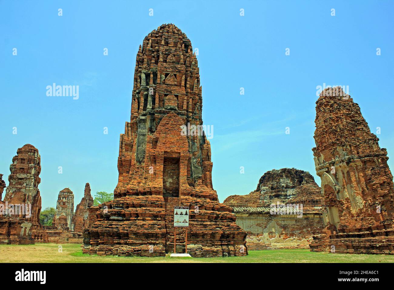 Prang im Khmer-Stil ruiniert den Wat Mahathat im Ayutthaya Historical Park, Thailand Stockfoto
