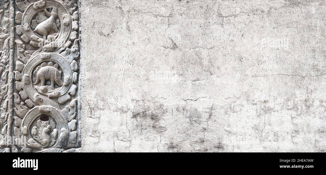 Hintergrund mit uralten geheimnisvollen Basrelief mit Dinosaurier. Horizontales Banner mit Steinverzierung der khmer-Kultur, Ta Prohm-Tempel, Angkor, Kambodscha Stockfoto