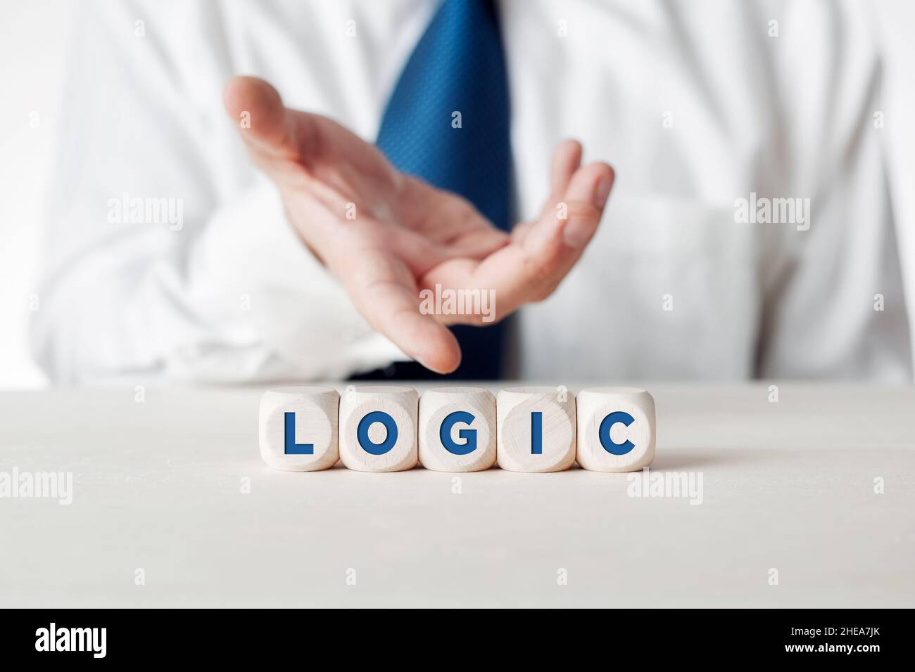 Männliche Hand zeigt das Wort Logik auf Holzwürfeln geschrieben. Geschäftliche logische Entscheidung oder Verwendung eines logischen Konzepts. Stockfoto