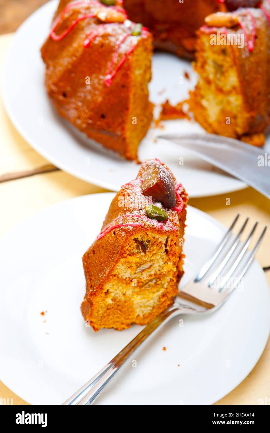 frische Kastanien-Kuchen-Brot-Nachtisch mit Mandeln und Pistazien an der Spitze Stockfoto