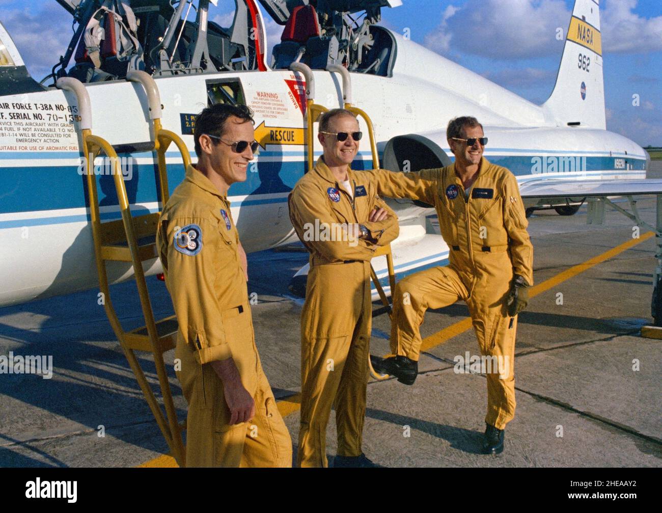 (November 1973) --- die Hauptbesetzer der dritten bemannten Skylab-Mission (Skylab 4) halten bei einem USAF T-38A-Jet auf der Ellington Air Force Base, Texas, inne, bevor sie zum Kennedy Space Center (KSC) in Cape Canaveral, Florida fliegen. Skylab 4 Crewmen sind Astronaut Gerald P. Carr, Zentrum, Kommandant; Wissenschaftler-Astronaut Edward G. Gibson, Wissenschaftspilot, links; und Astronaut William R. Pogue, Pilot. Stockfoto
