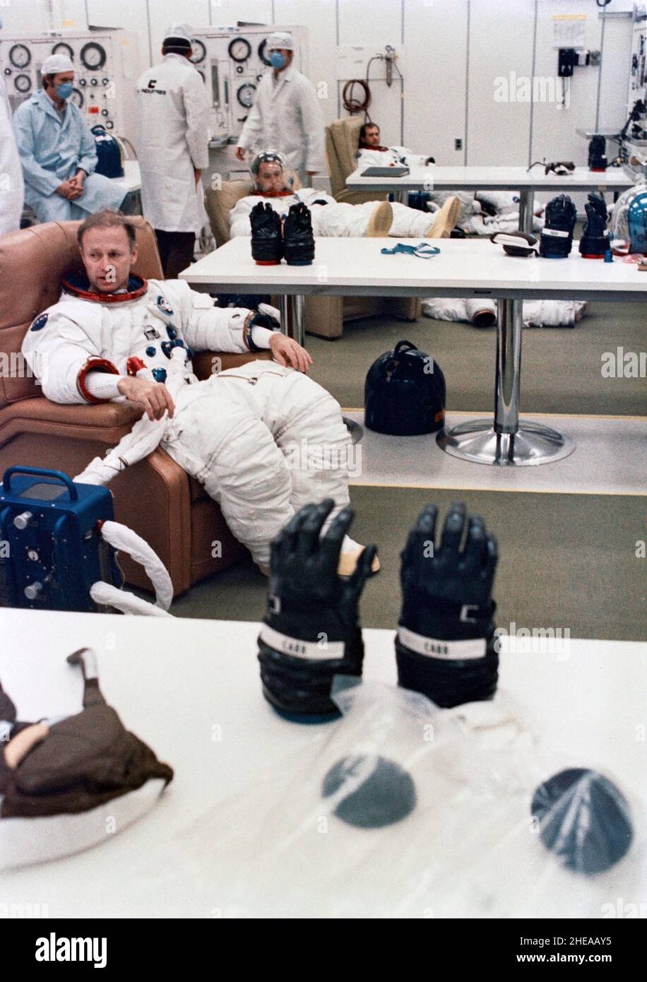 (8. November 1973) --- die drei Mitglieder der Skylab 4-Crew werden während der Flugvorkontrolle im Kennedy Space Center, Florida, im passenden Gebäude einer Raumanpassung und einer Druckprüfung unterzogen. Sie sind Astronaut Gerald P. Carr (Vordergrund), Kommandant; Wissenschaftler-Astronaut Edward G. Gibson (Mitte), Wissenschaftspilot; und Astronaut William R. Pogue (Hintergrund), Pilot. Skylab 4, der dritte und letzte Besuch der Skylab-Raumstation in der Erdumlaufbahn, wird zusätzliche Informationen über Erde und Sonne liefern sowie einen günstigen Ort bieten, um den kürzlich entdeckten Kometen Kohoutek zu beobachten Stockfoto