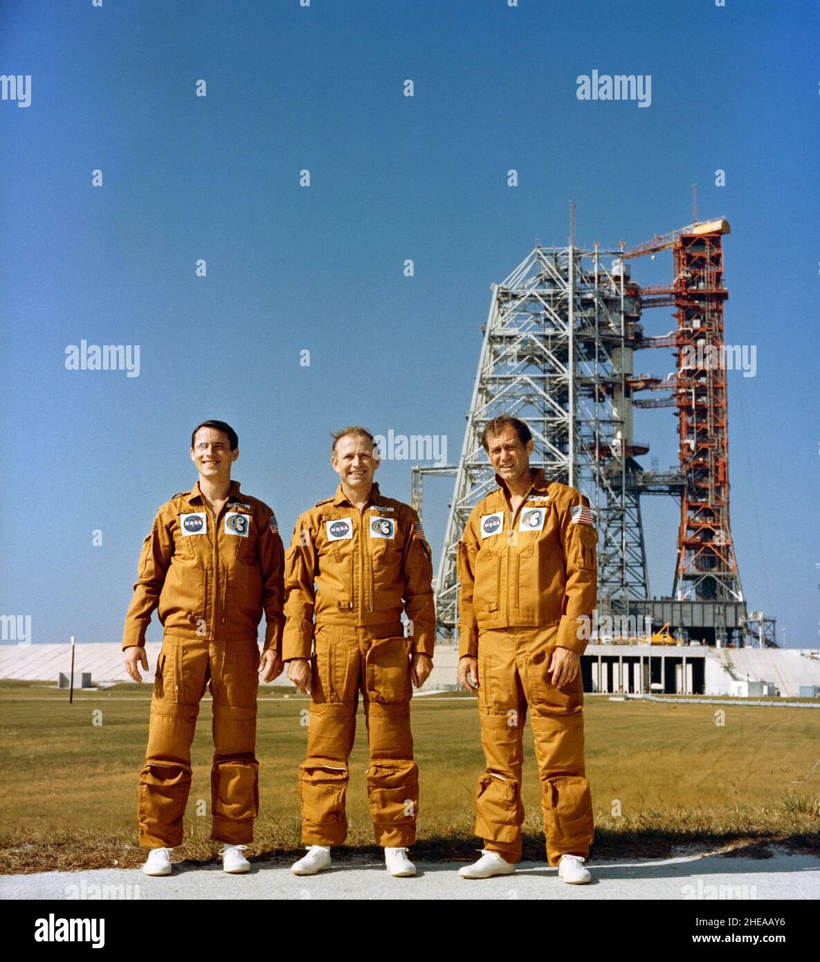 (8. November 1973) --- die drei Mitglieder der Skylab 4-Besatzung werden während der Vorflugaktivität in der Nähe von Pad B, Launch Complex 39, Kennedy Space Center, Florida, fotografiert. Sie sind, von links nach rechts, Wissenschaftler-Astronaut Edward G. Gibson, Wissenschaftspilot; Astronaut Gerald P. Carr, Kommandant; und Astronaut William R. Pogue, Pilot Stockfoto