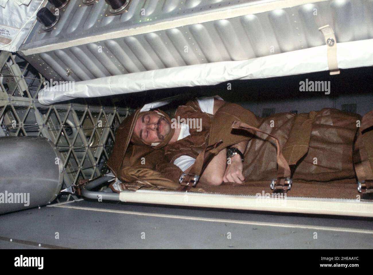 (Juli-September 1973) --- Blick auf den Wissenschaftler-Astronauten Owen K. Garriott, den Wissenschaftspiloten Skylab 3, in seinen Schlafbeschränkungen in den Besatzungsquartieren des Orbital Workshops (OWS) Stockfoto