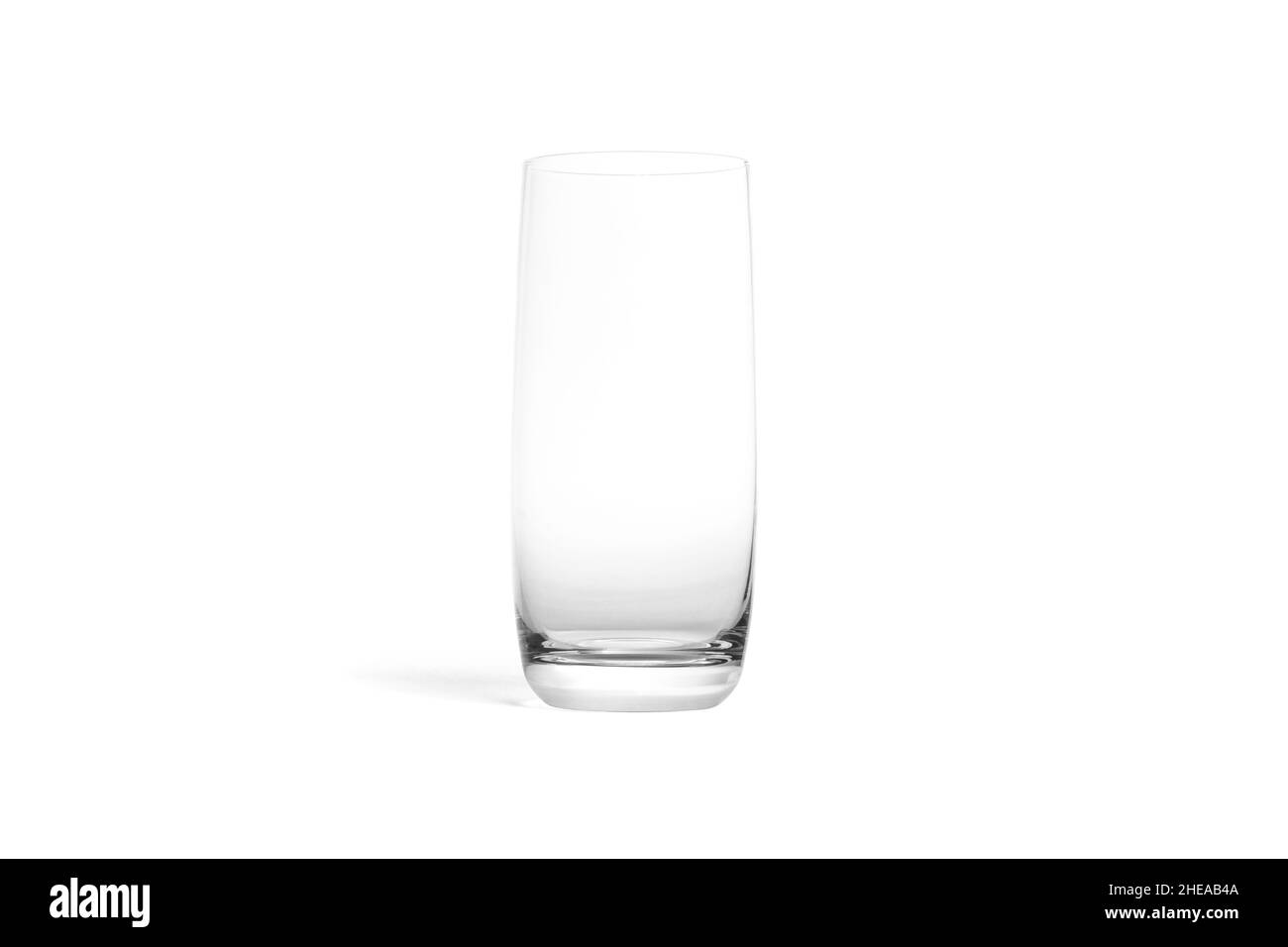 Ein Glas frischer, süßer Beerensaft auf weißem Hintergrund isoliert. 3D realistische Darstellung. Glas für Wasser. Veganer Saft. Reinigung und Entgiftung Stockfoto