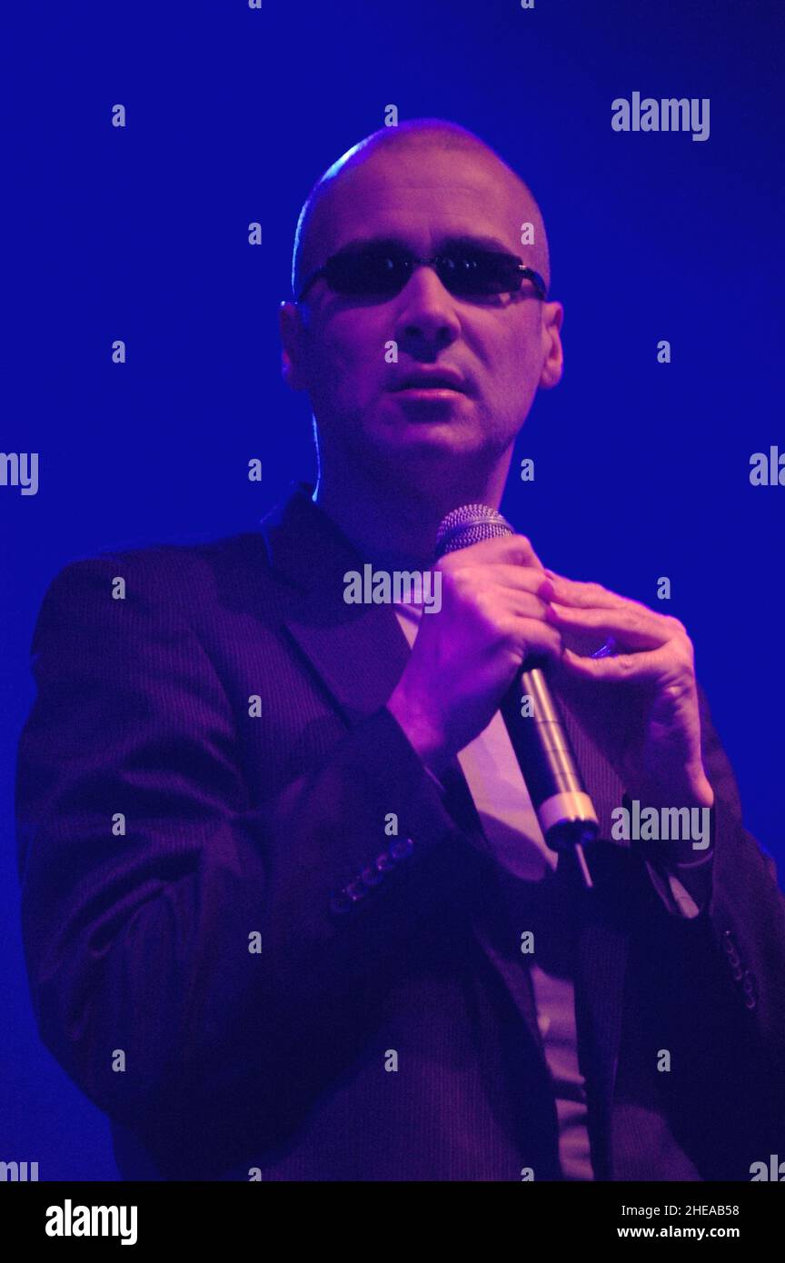 Philip Oakey - The Human League, JJB Puma Arena, V2004, Hylands Park, Chelmsford, Essex, Großbritannien - 21. August 2004 Stockfoto