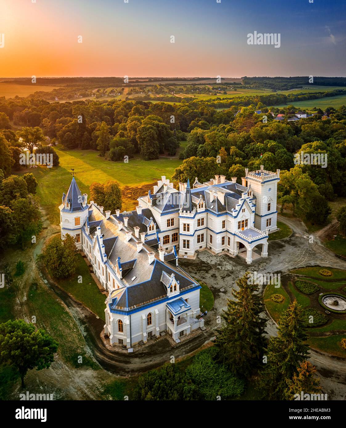Nadasdladany, Ungarn - Luftaufnahme des schönen renovierten Nadasdy-Herrenhauses (Nadasdy-kastely) in dem kleinen Dorf Nadasdladany mit aufgehender Sonne, Stockfoto
