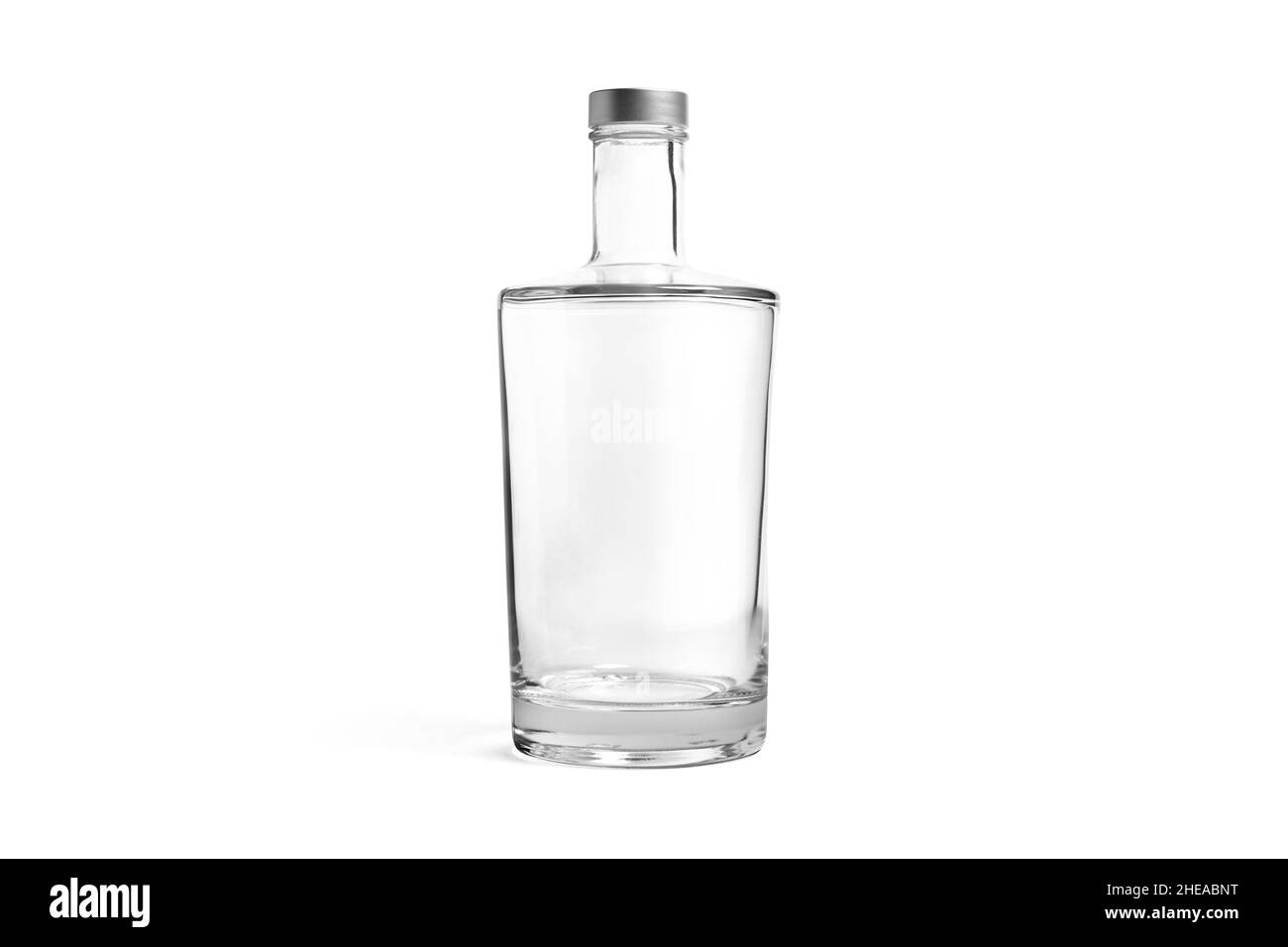 Leere Glaskaraffe isoliert auf weißem Hintergrund. Seitenansicht der Flasche mit transparenter Flüssigkeit. Krug und Glastasse mit natürlichem Wasser. Leere Kanne oder Stockfoto