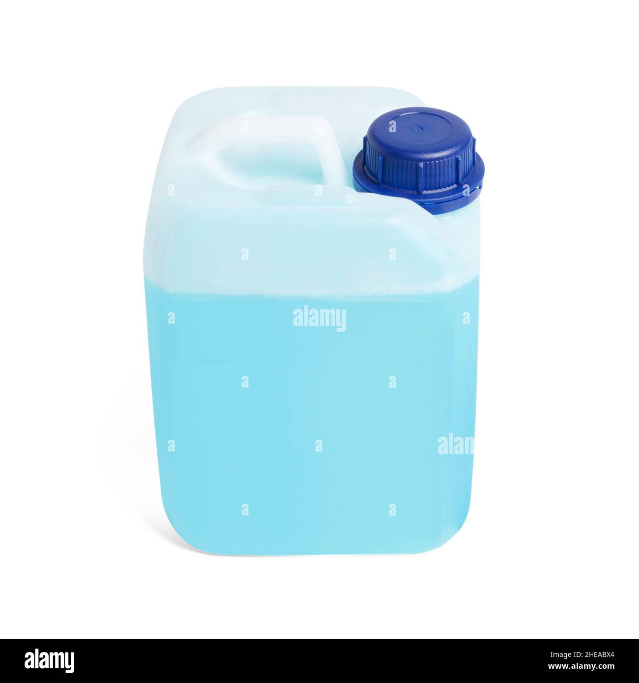 Dose mit nicht gefrierender Flüssigkeit, isoliert auf weiß. Blaue Frostschutzflüssigkeit für Auto im Kanister. Plastikflasche oder Gallone Handgel, Seife oder Hand Stockfoto