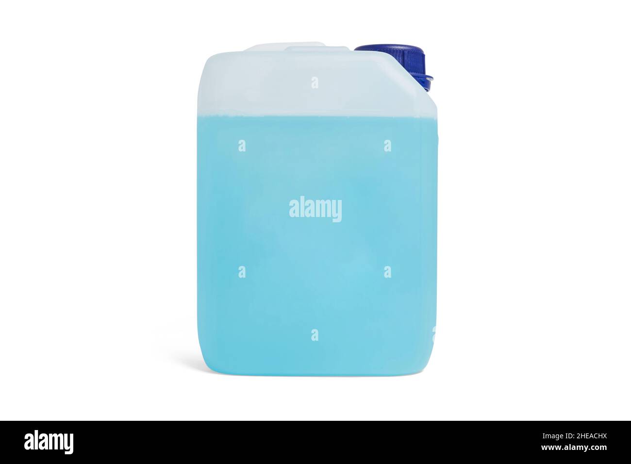 Dose mit nicht gefrierender Flüssigkeit, isoliert auf weiß. Blaue Frostschutzflüssigkeit für Auto im Kanister. Plastikflasche oder Gallone Handgel, Seife oder Hand Stockfoto