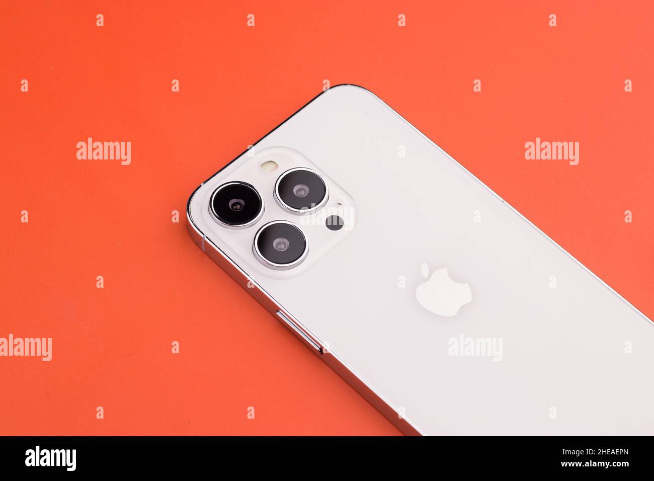West Bangal, Indien - 10. Januar 2022 : Apple iphone 13 pro in Rahmen mit buntem Hintergrund. Stockfoto
