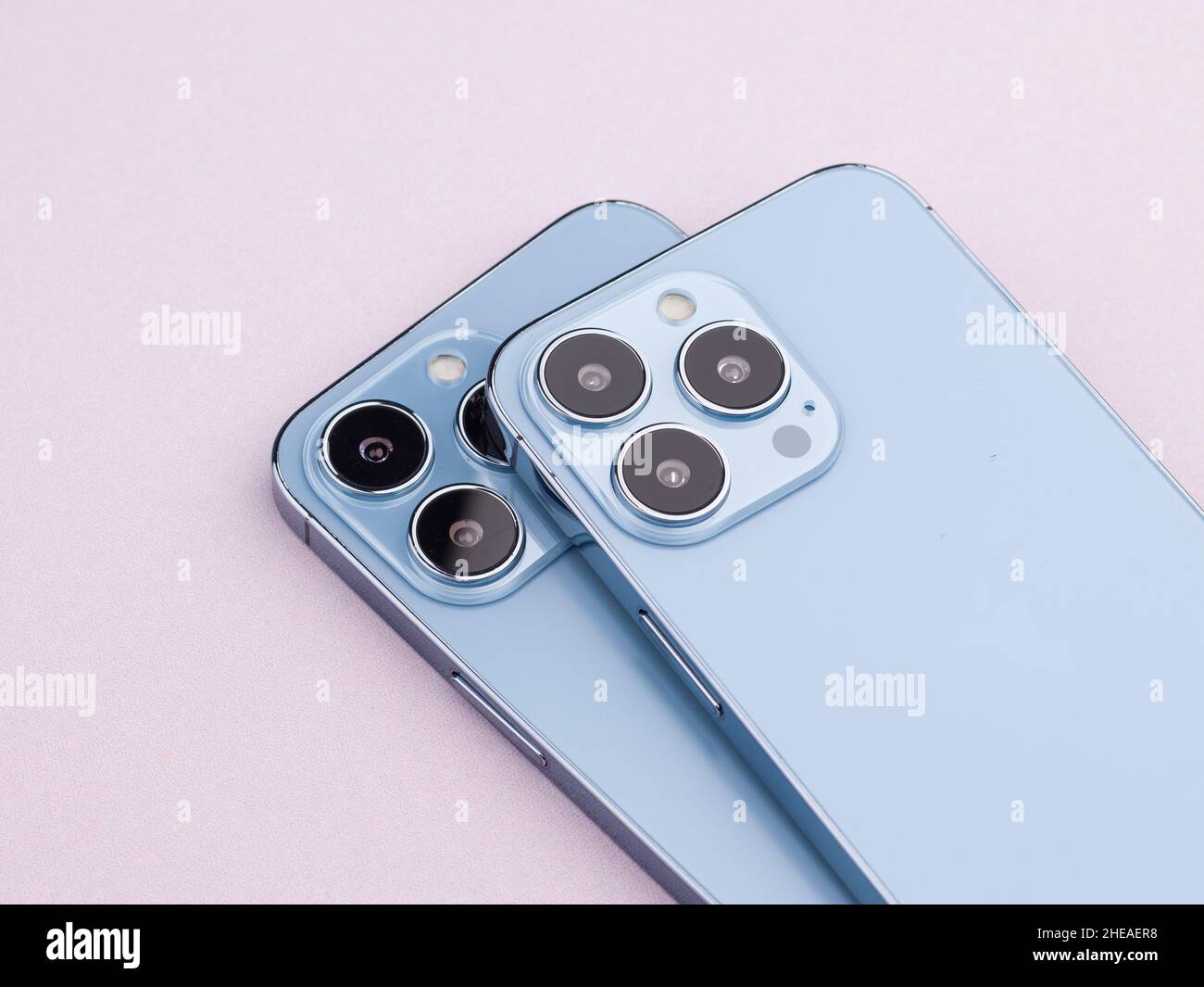 West Bangal, Indien - 10. Januar 2022 : Apple iphone 13 pro in Rahmen mit buntem Hintergrund. Stockfoto